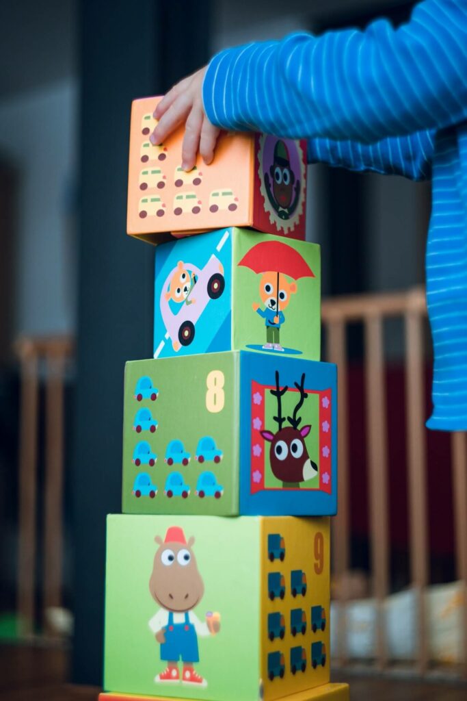 Lors d'une garde d'enfant l'enfant peut jouer avec cubes;